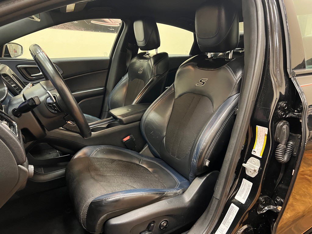 2016 Chrysler 200 Image 28