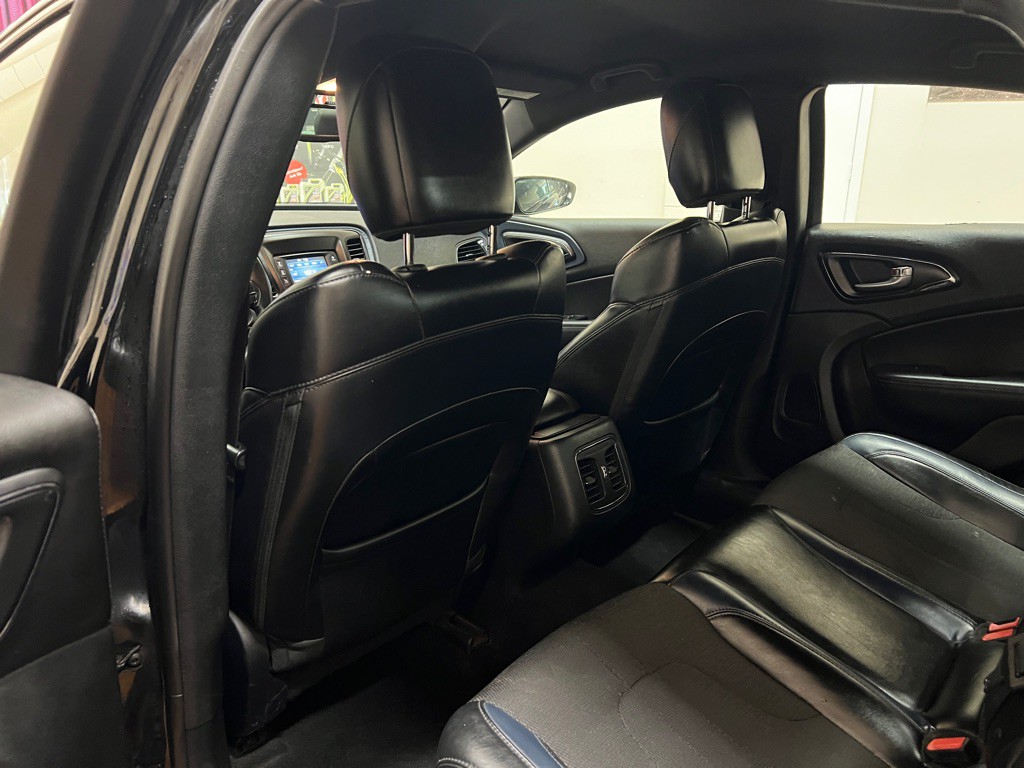2016 Chrysler 200 Image 30