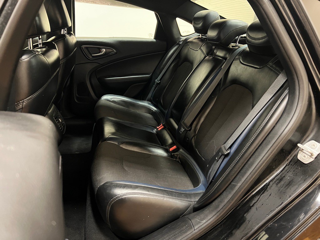 2016 Chrysler 200 Image 31