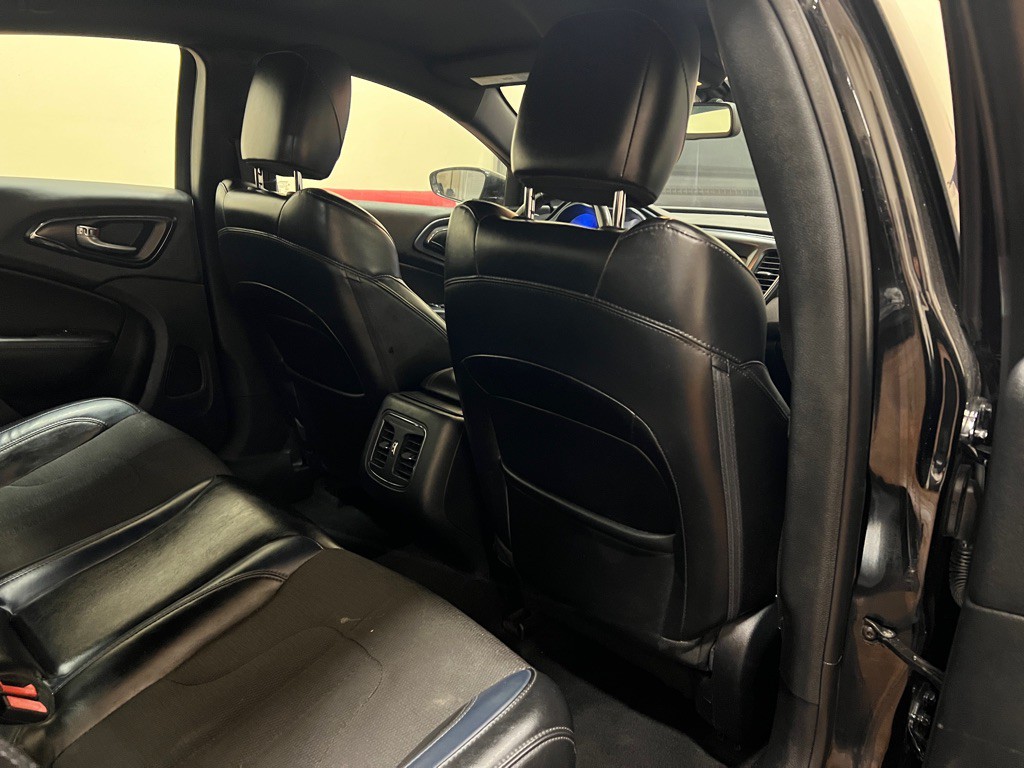 2016 Chrysler 200 Image 32
