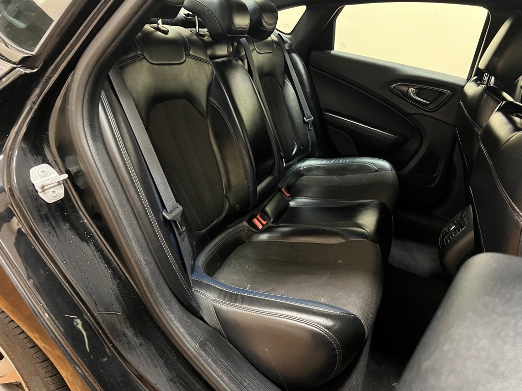 2016 Chrysler 200 Image 33
