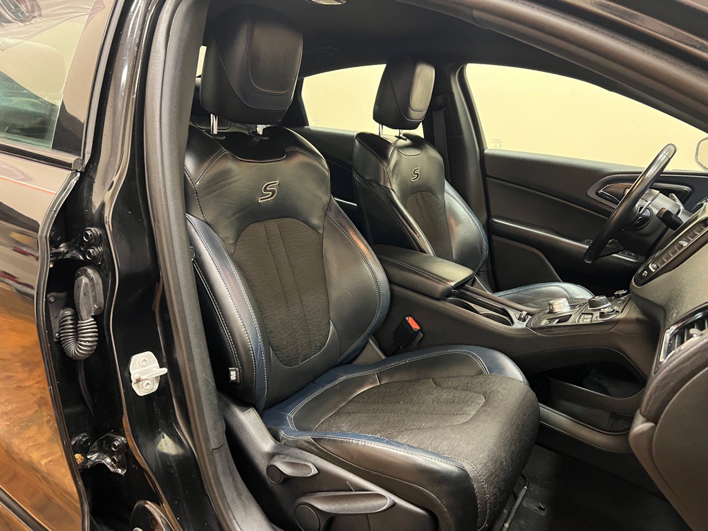 2016 Chrysler 200 Image 34