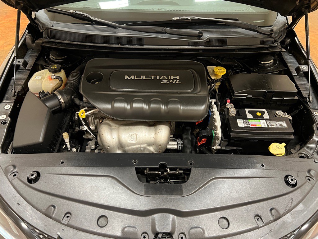 2016 Chrysler 200 Image 36