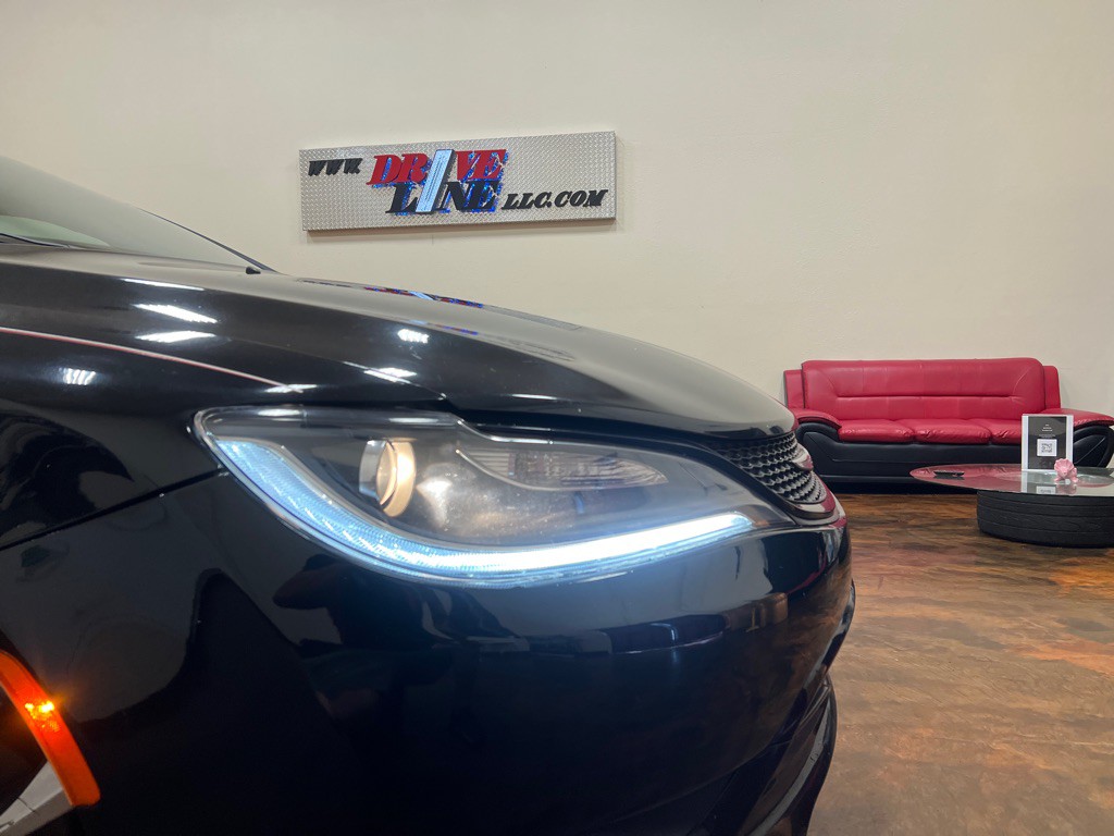 2016 Chrysler 200 Image 41