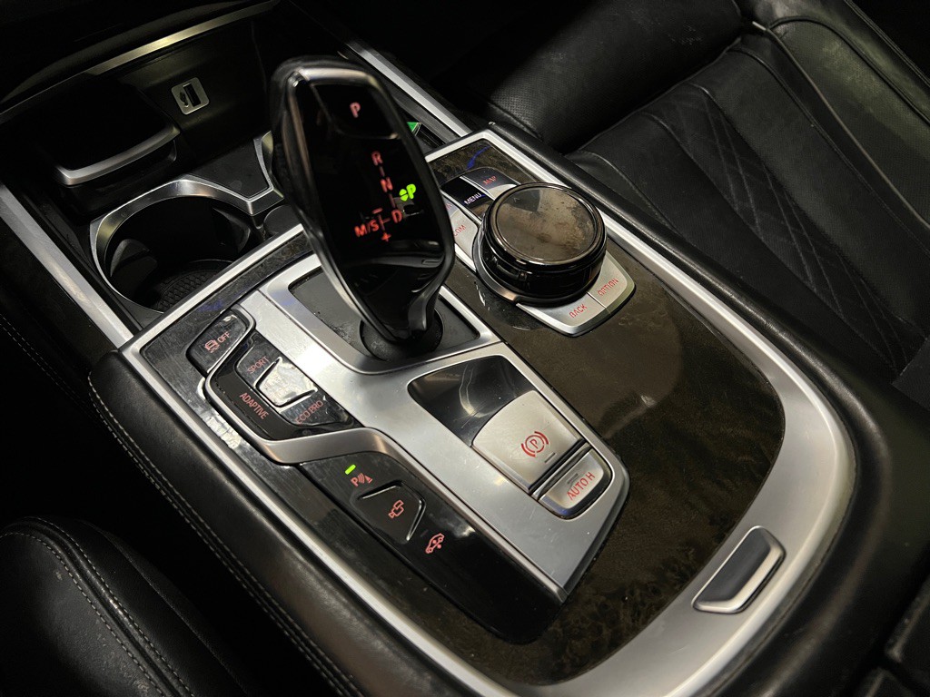 2016 BMW 7 Series Image 28