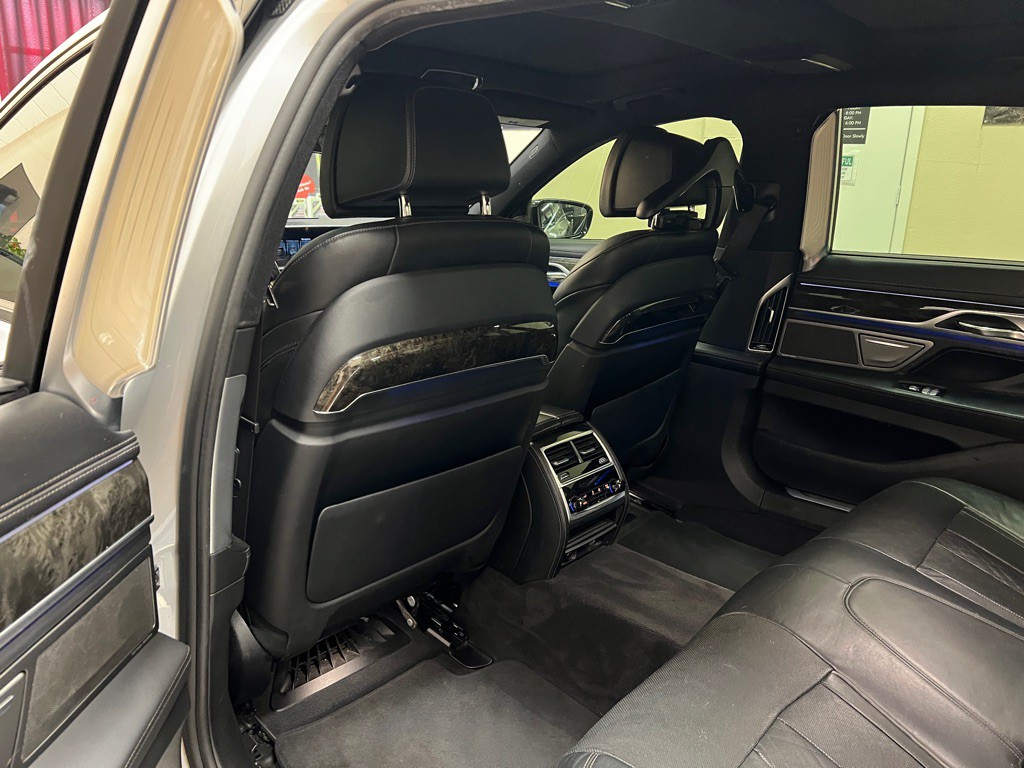 2016 BMW 7 Series Image 32