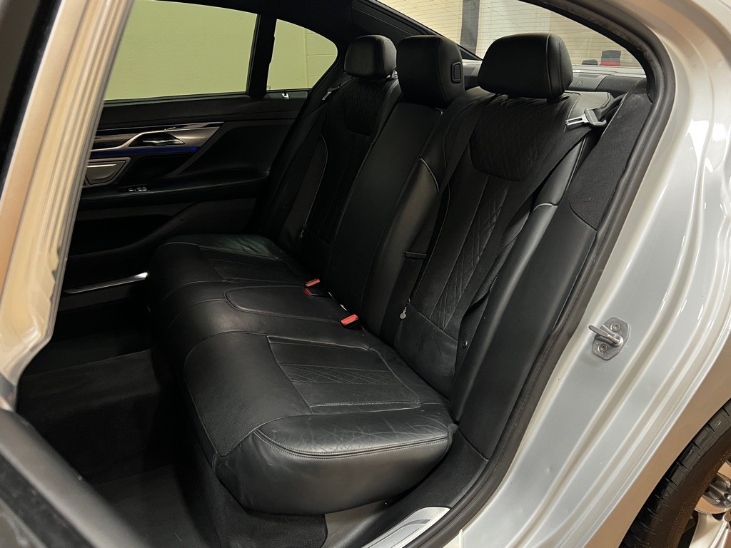 2016 BMW 7 Series Image 33