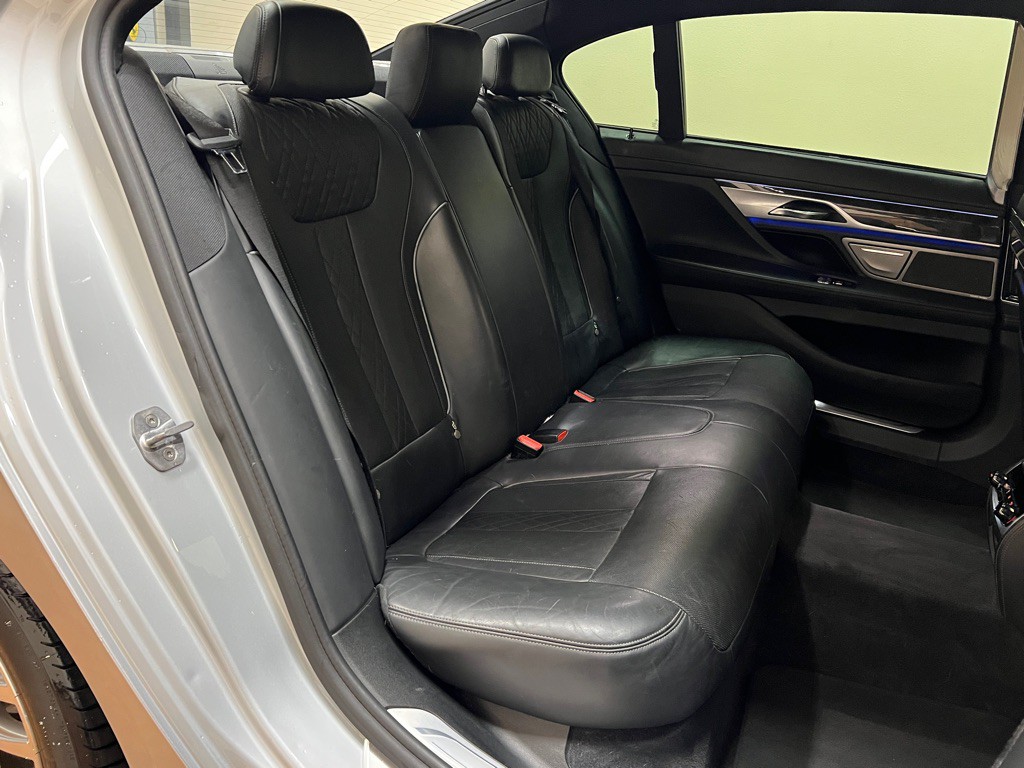2016 BMW 7 Series Image 35