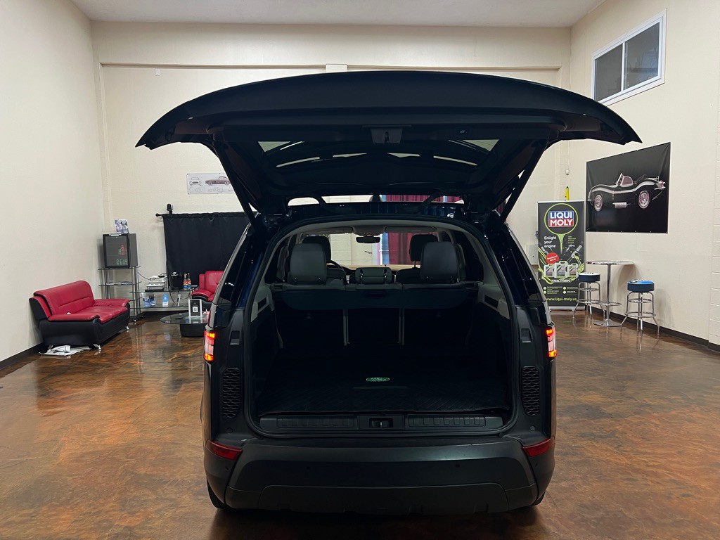 2018 Land Rover Discovery Image 12