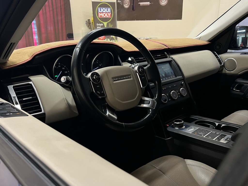 2018 Land Rover Discovery Image 16