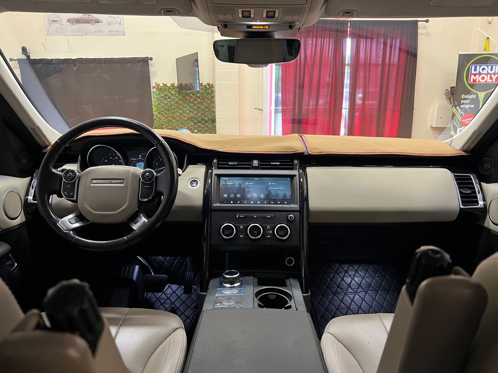 2018 Land Rover Discovery Image 17
