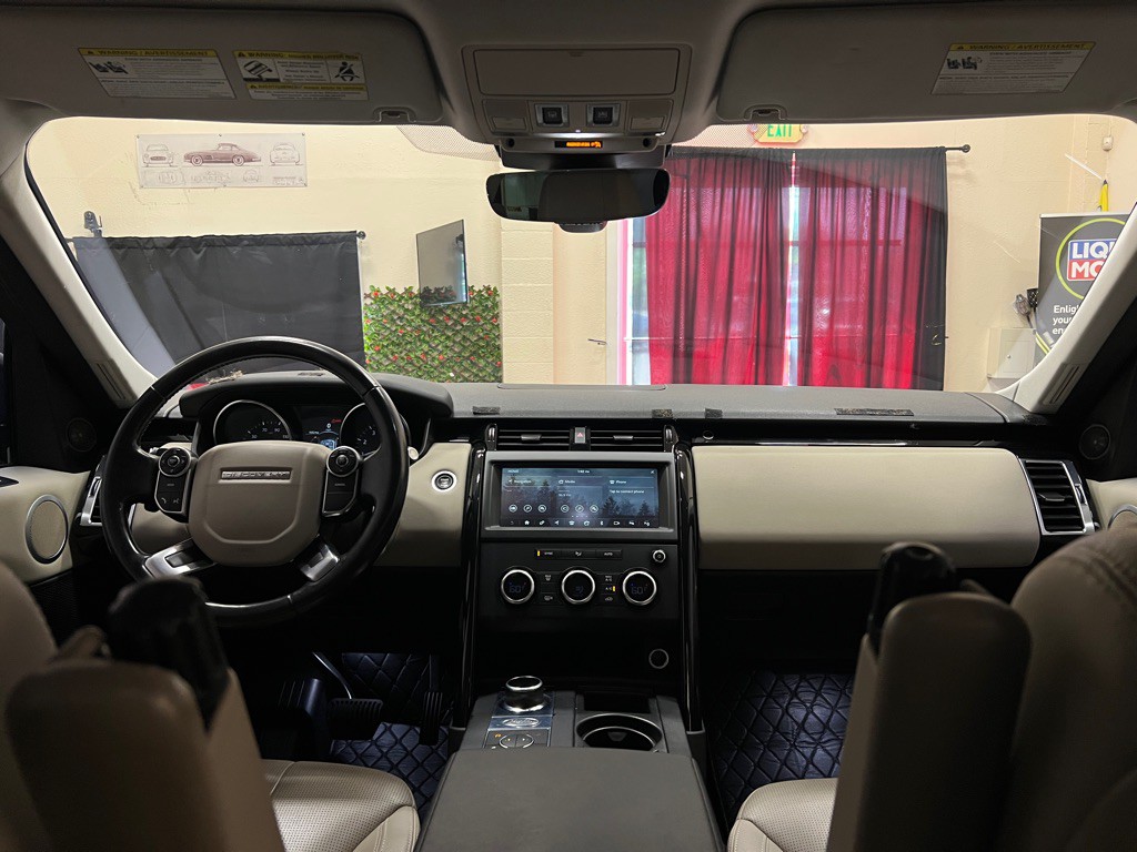 2018 Land Rover Discovery Image 18
