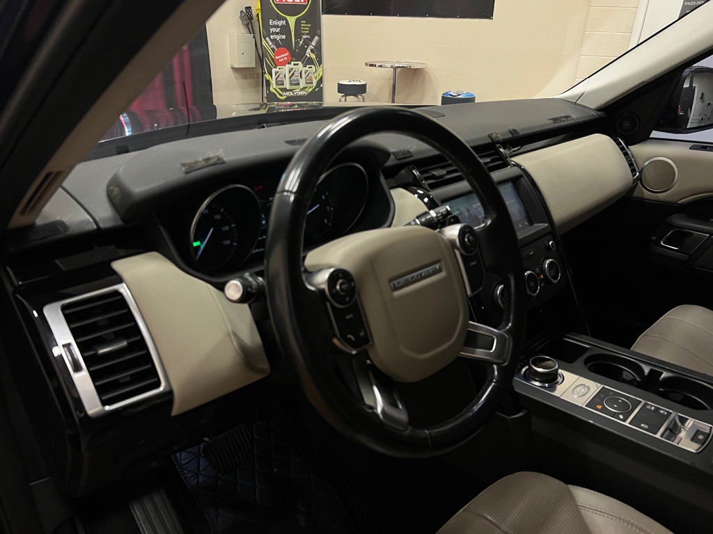 2018 Land Rover Discovery Image 32