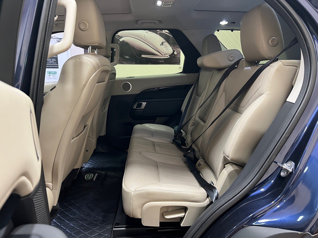 2018 Land Rover Discovery Image 34