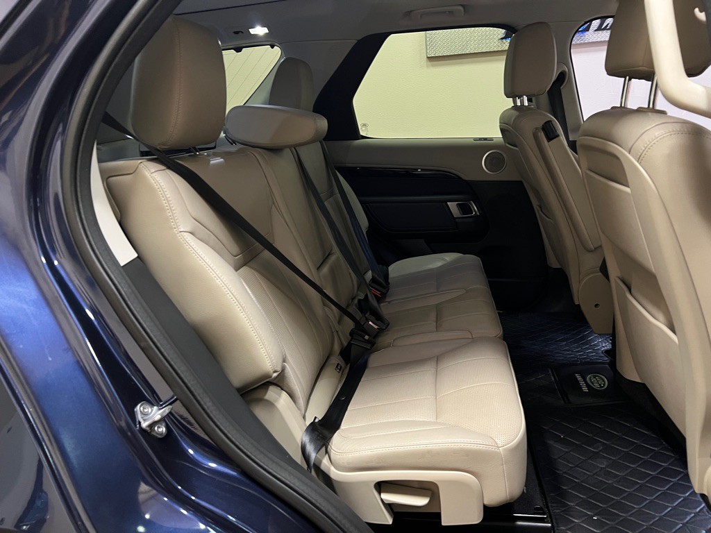2018 Land Rover Discovery Image 35