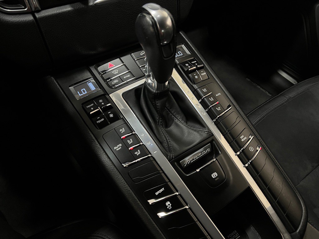 2016 Porsche Macan Image 25