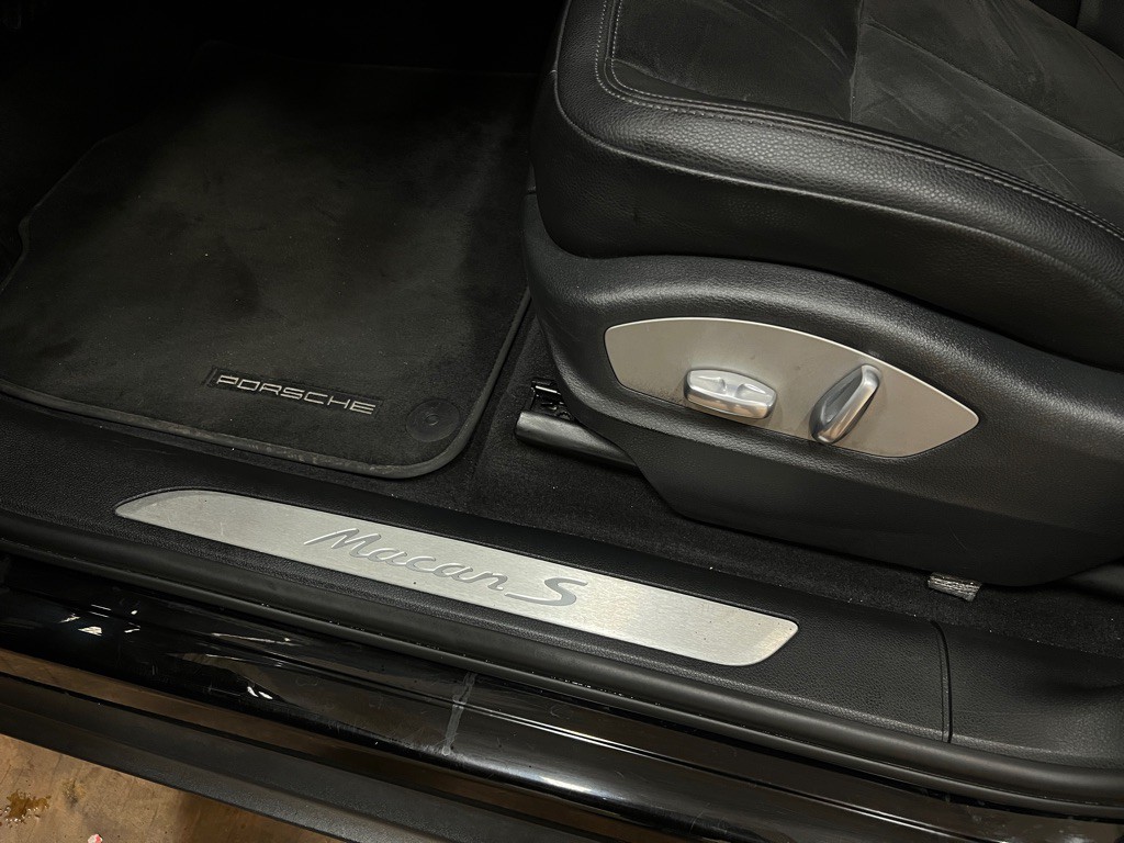 2016 Porsche Macan Image 26