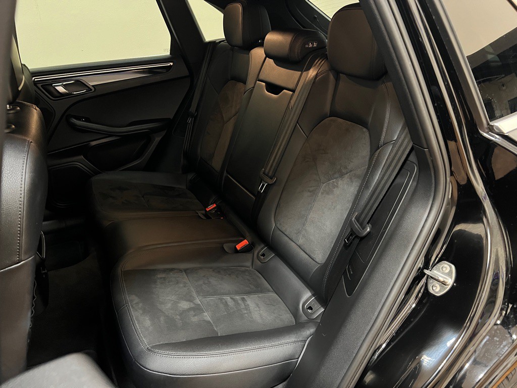 2016 Porsche Macan Image 30