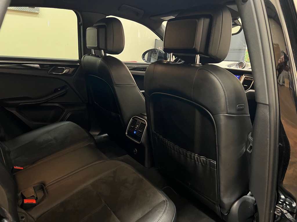 2016 Porsche Macan Image 31