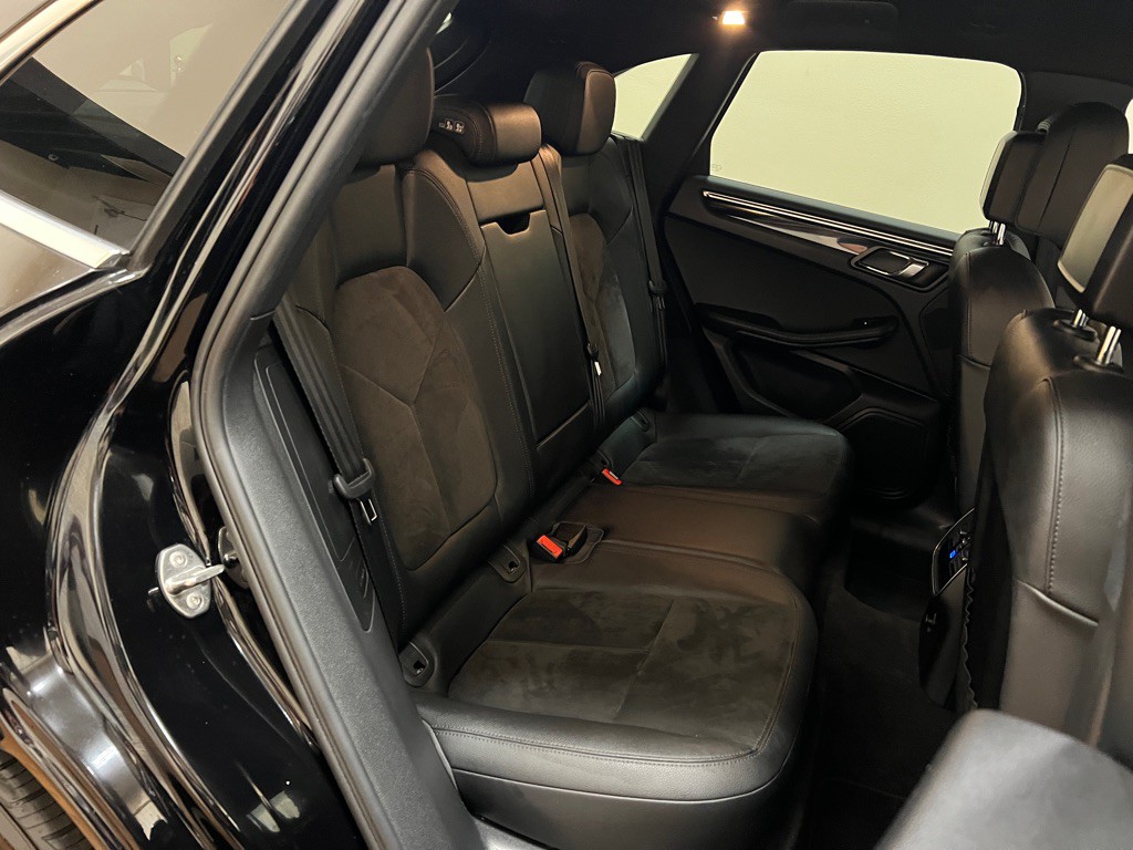 2016 Porsche Macan Image 32