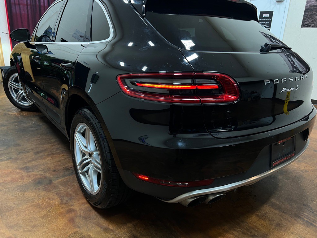 2016 Porsche Macan Image 38