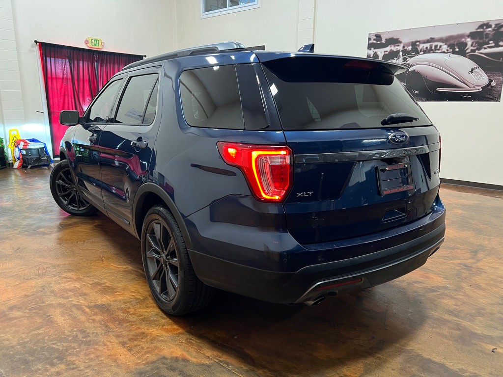 2017 Ford Explorer Image 2