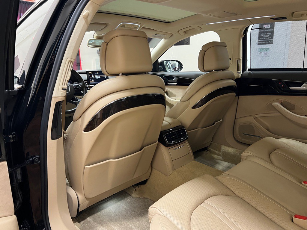2017 Audi A8 Image 30