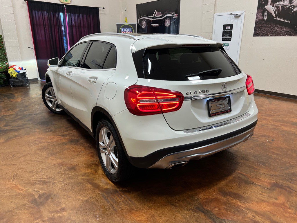 2016 Mercedes-Benz GLA-Class Image 2