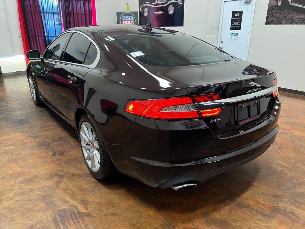 2015 Jaguar XF Image 7