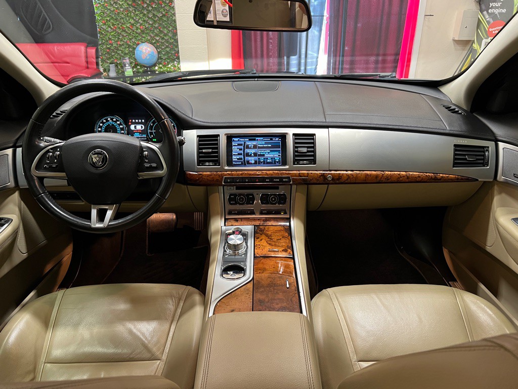 2015 Jaguar XF Image 14