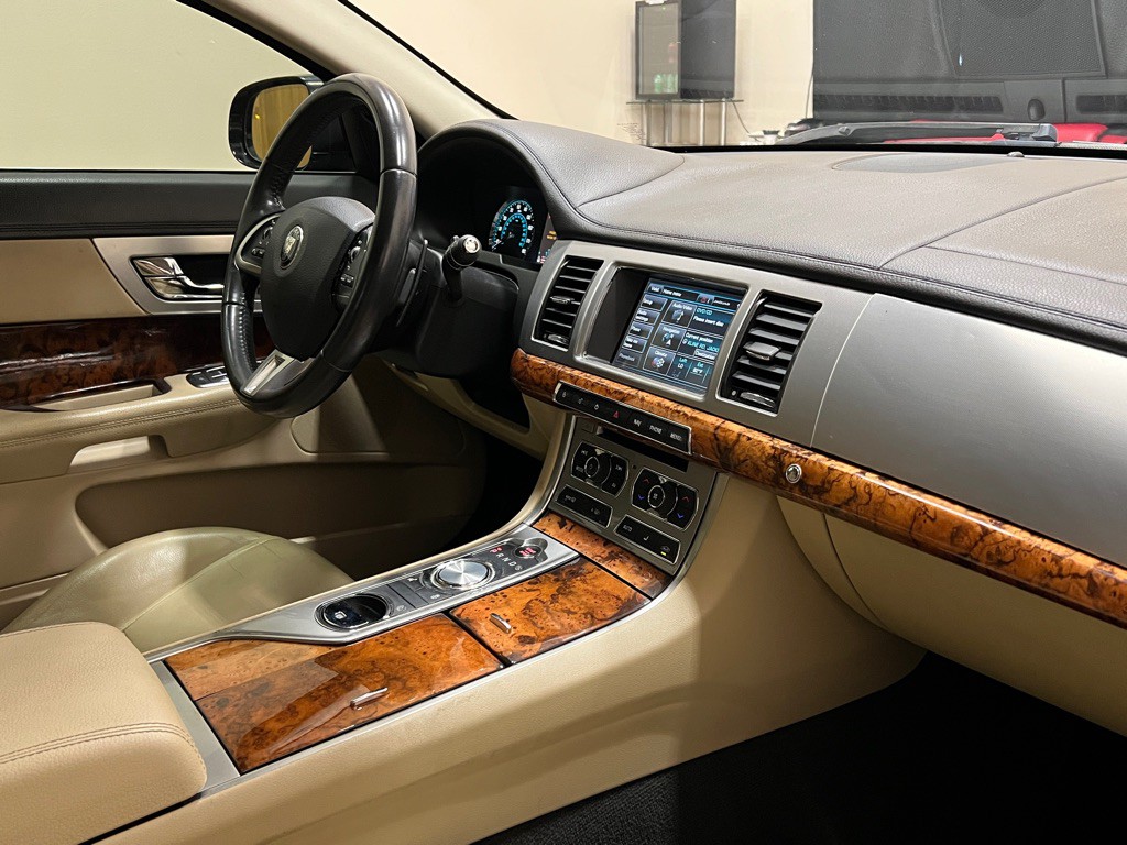2015 Jaguar XF Image 15