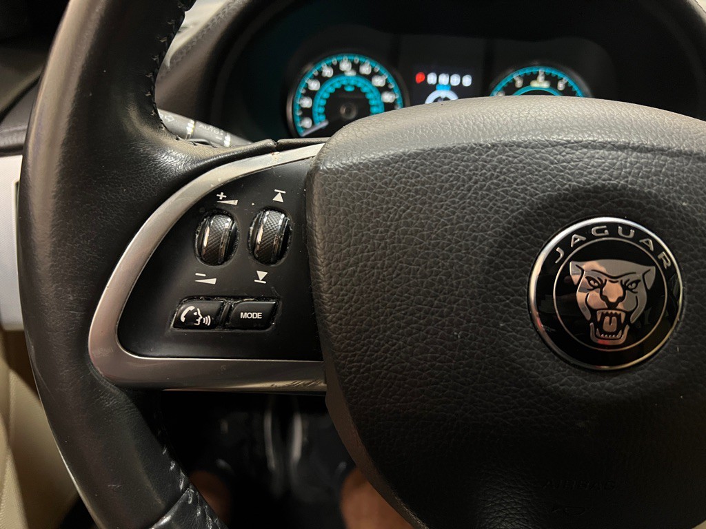 2015 Jaguar XF Image 17
