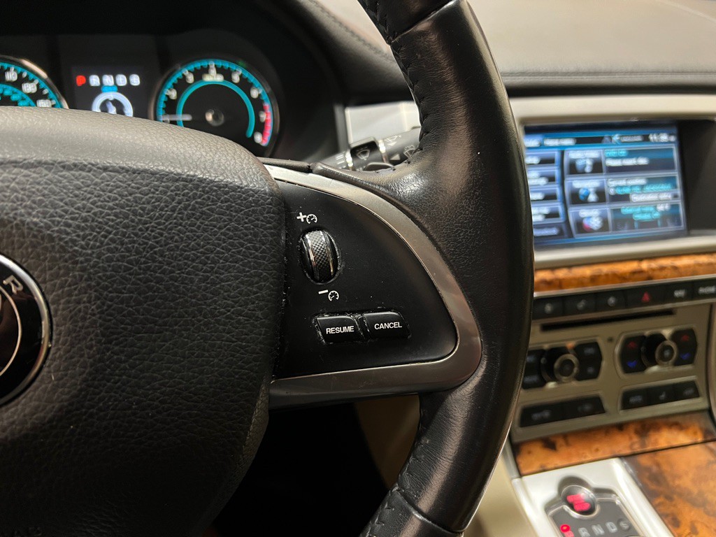 2015 Jaguar XF Image 19
