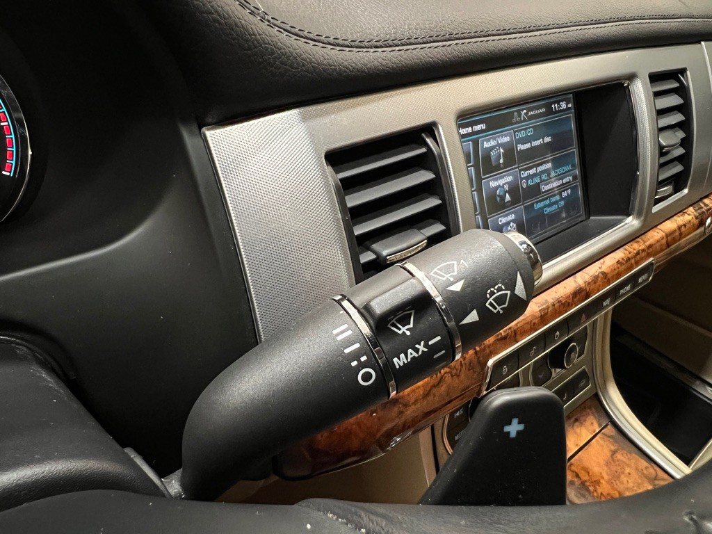 2015 Jaguar XF Image 21