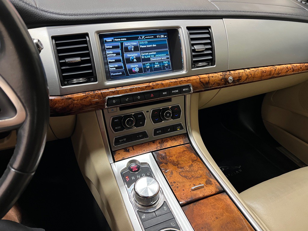 2015 Jaguar XF Image 22
