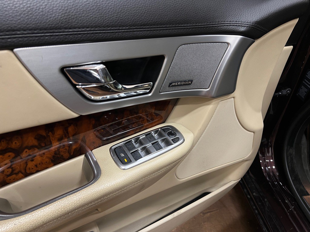 2015 Jaguar XF Image 27