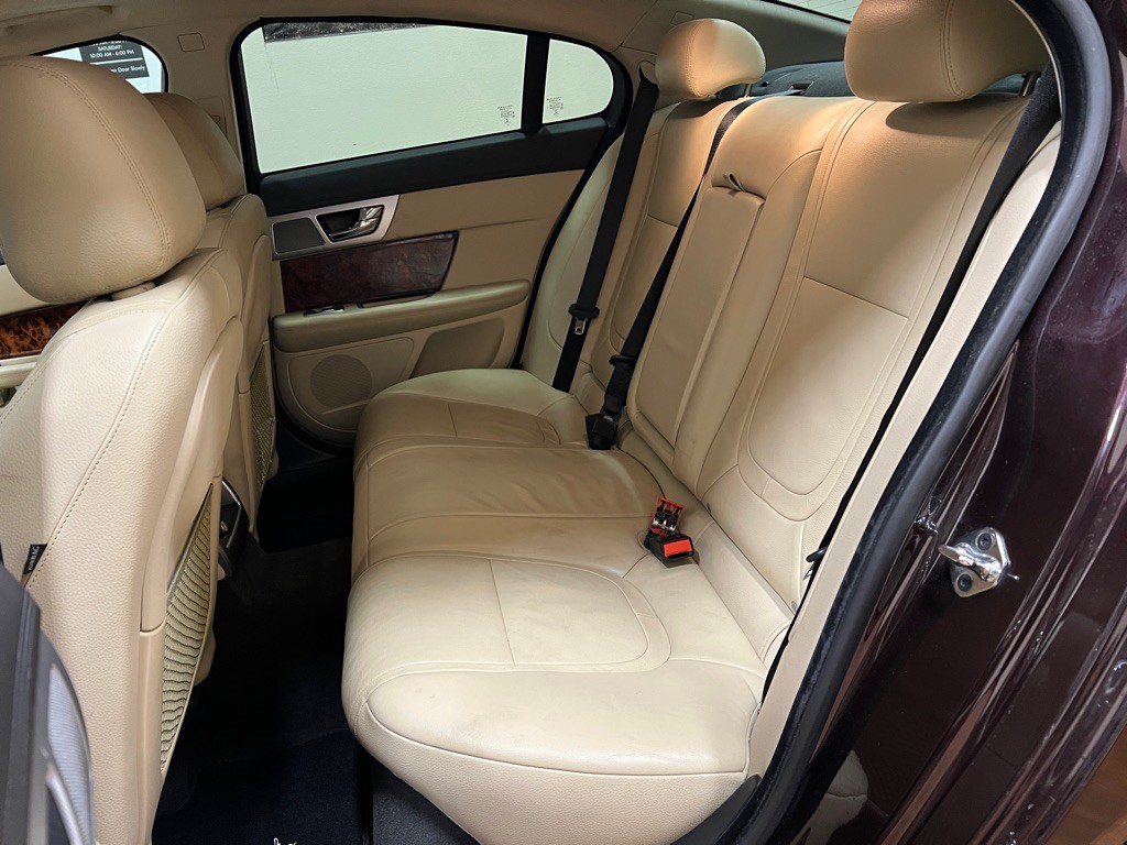 2015 Jaguar XF Image 30