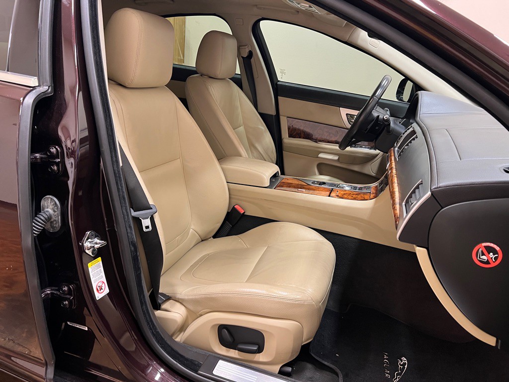 2015 Jaguar XF Image 33