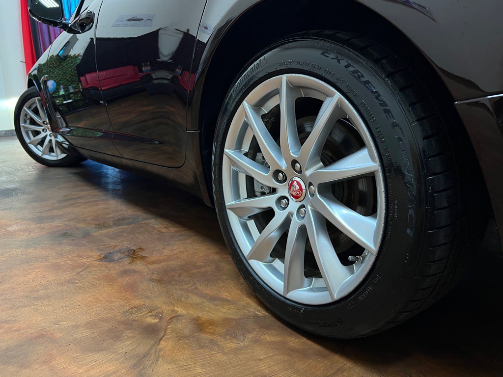 2015 Jaguar XF Image 39