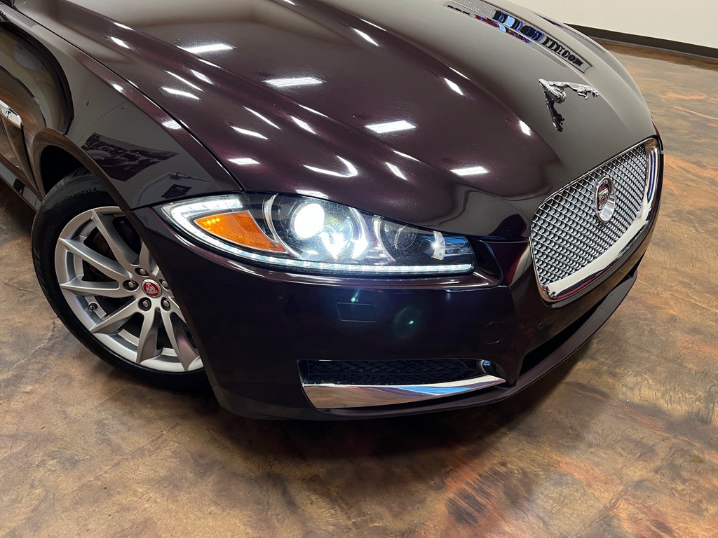 2015 Jaguar XF Image 40