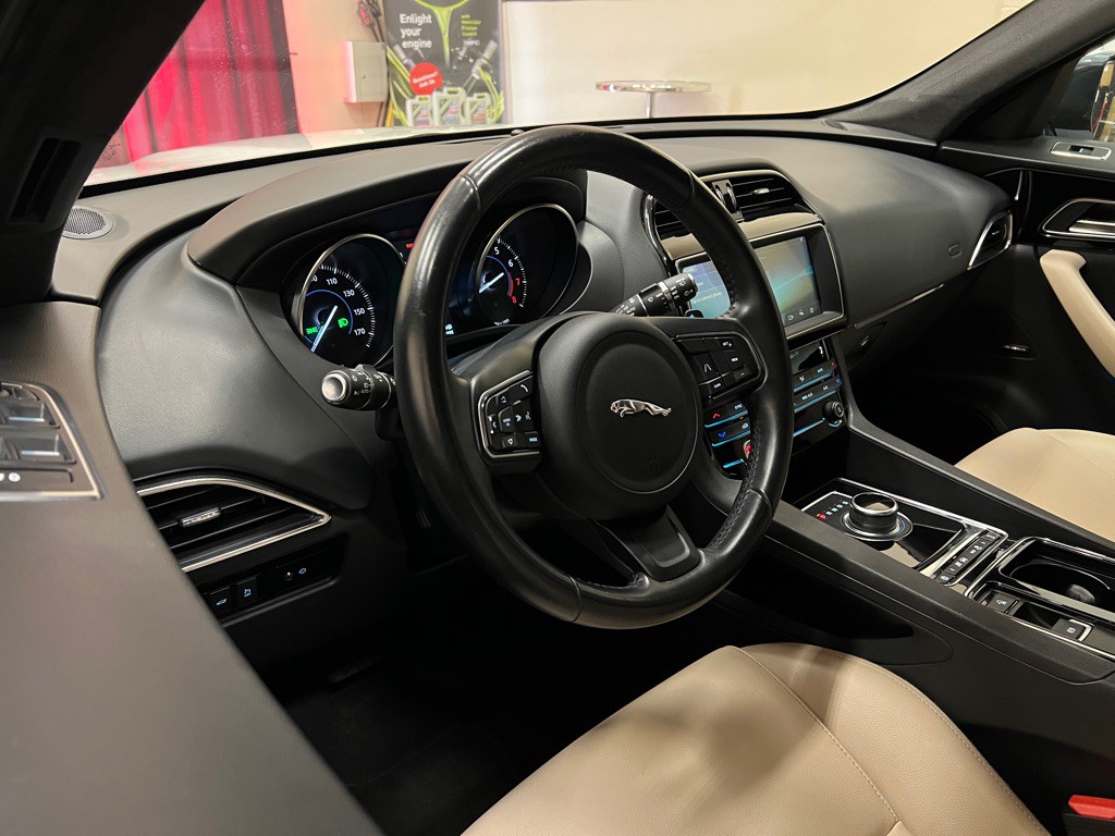 2020 Jaguar F-PACE Image 13