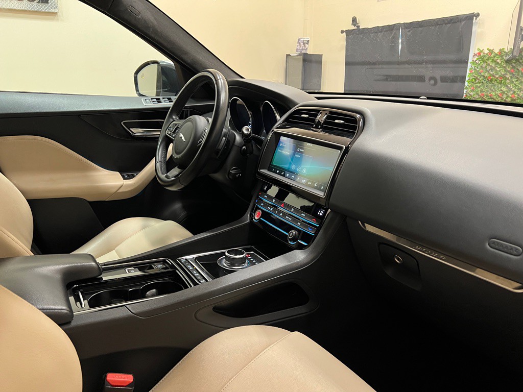 2020 Jaguar F-PACE Image 15