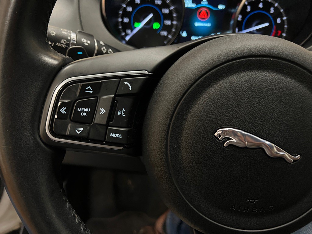 2020 Jaguar F-PACE Image 17