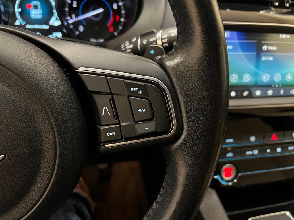 2020 Jaguar F-PACE Image 19