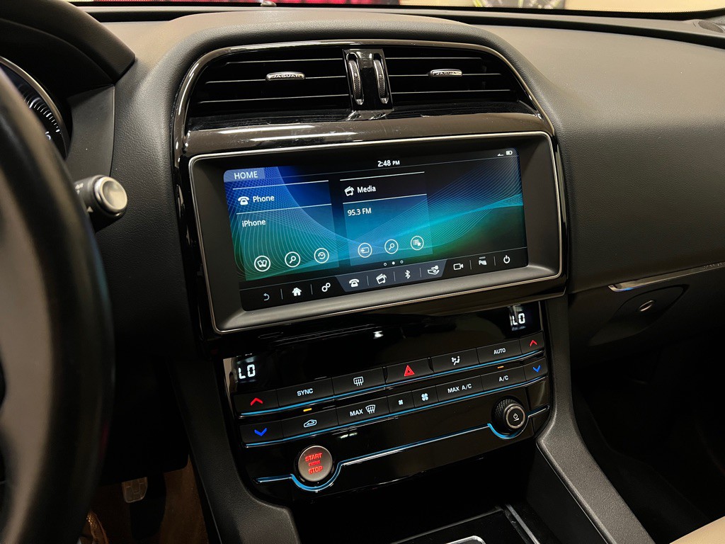 2020 Jaguar F-PACE Image 22
