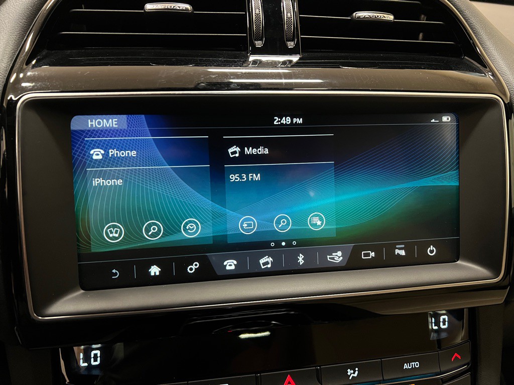 2020 Jaguar F-PACE Image 23