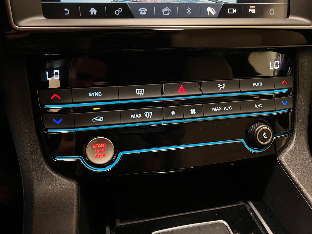 2020 Jaguar F-PACE Image 25