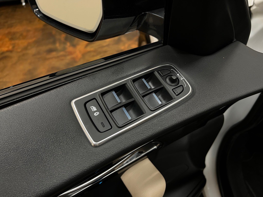 2020 Jaguar F-PACE Image 28