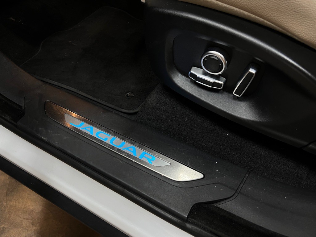 2020 Jaguar F-PACE Image 29