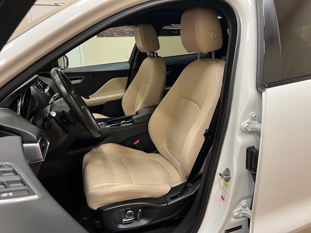 2020 Jaguar F-PACE Image 30